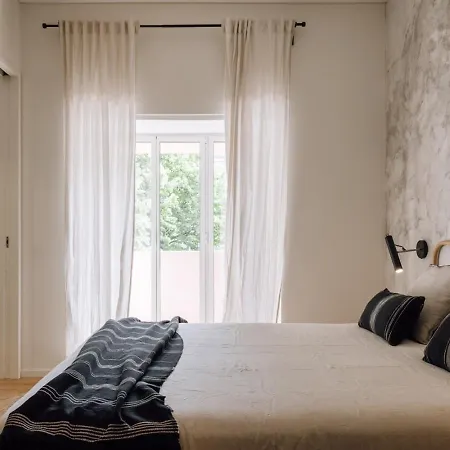 Banyak - 2 Bedrooms And Parking In Arroios شقة