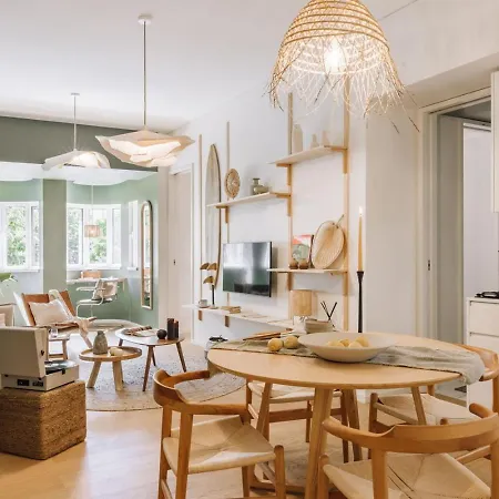 Banyak - 2 Bedrooms And Parking In Arroios شقة